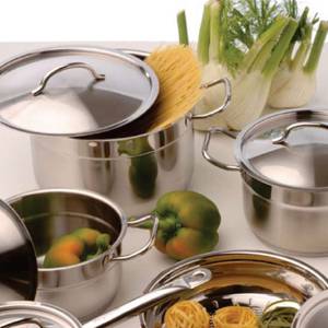 cocinando con ollas industriales de acero inoxidable