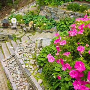 revestimiento exterior con piedra de laja y flores