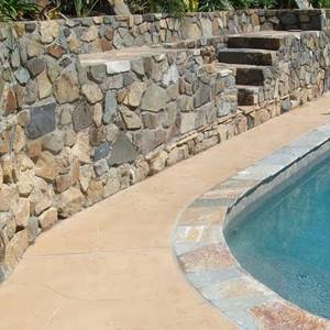 revestimiento exterior con piedra de laja para piletas
