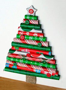 arbol hecho con tubos enrollados de papel de envolver