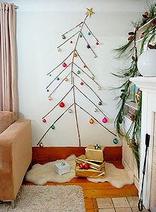 arbol rustico de muro hecho con varas y adornos