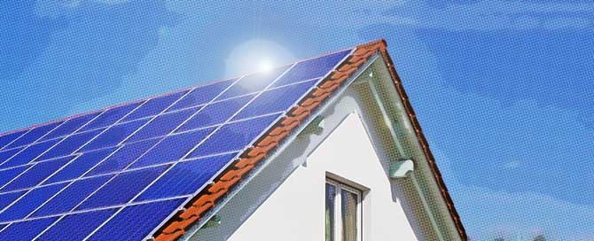 celdas fotovoltaicas instaladas en un techo