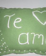 almohadon pintado a mano
