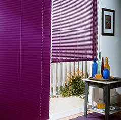 cortinas venecianas violetas