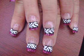 diseño uñas animal print violetas