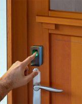 sensor de huellas dactilares en una puerta doméstica