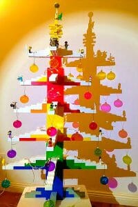 árbol hecho con piezas de rasti y lego